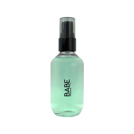 Lightweight setting spray bottle for long-lasting makeup, with natural antioxidants, 70 mL.