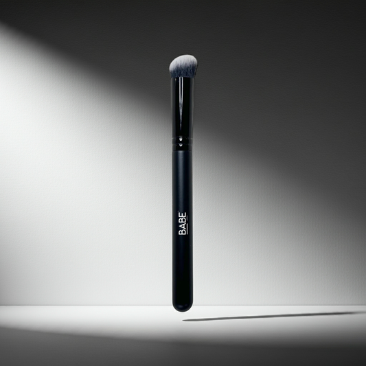 Large Blurrer Brush with angled, densely packed synthetic bristles for seamless concealer blending and full coverage.