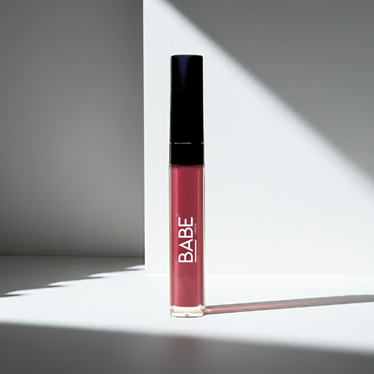 Hydrating lip oil with nourishing oils and vitamins for a glossy, volumizing finish